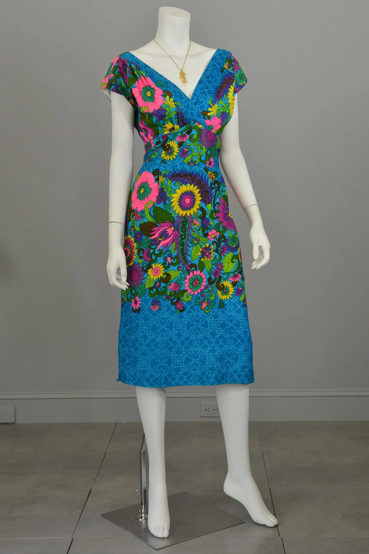 1970s Sunflowers in a Garden Dress Size M/L, Plunging neckline Bust 38", Waist 30"