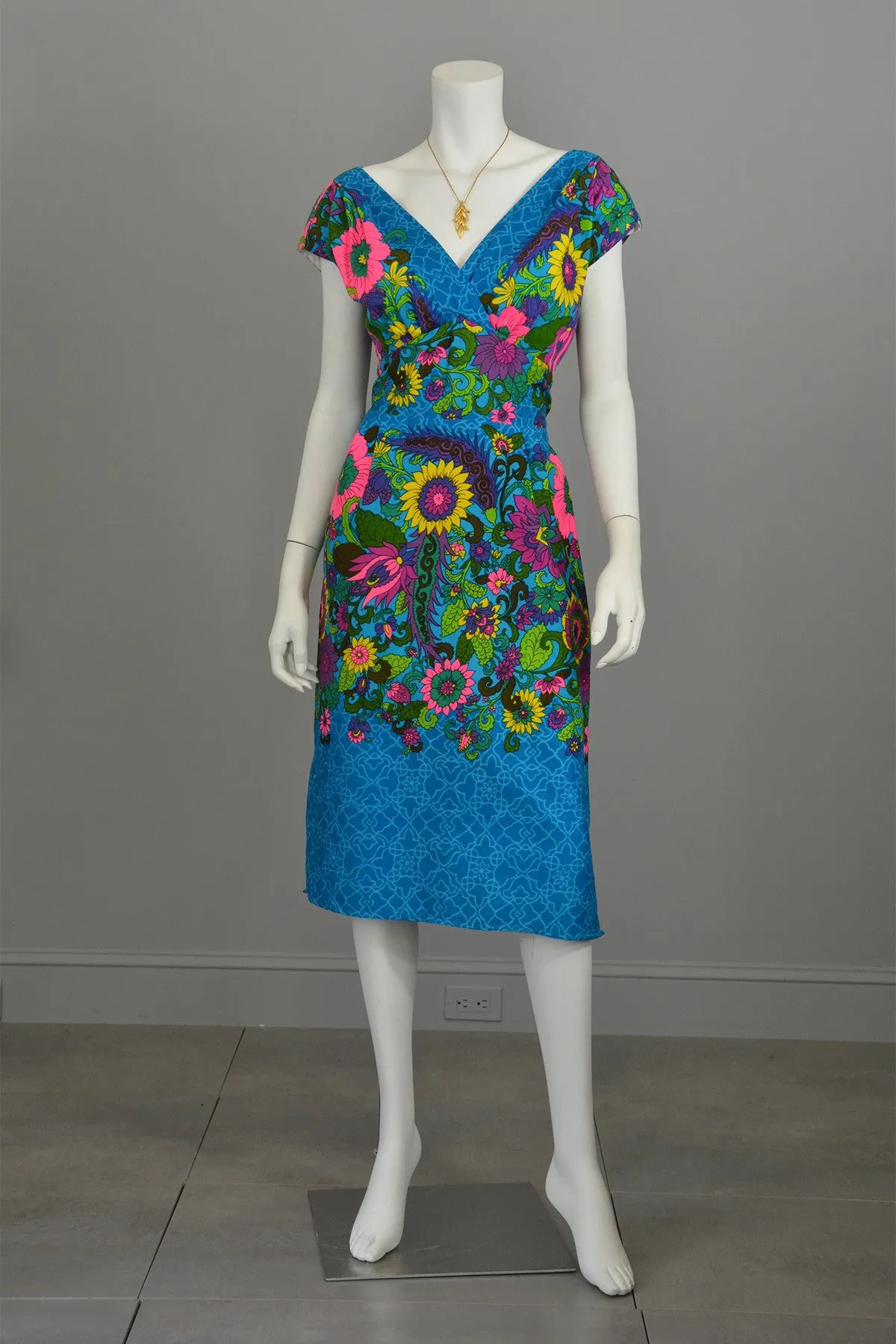 1970s Sunflowers in a Garden Dress Size M/L, Plunging neckline Bust 38", Waist 30"