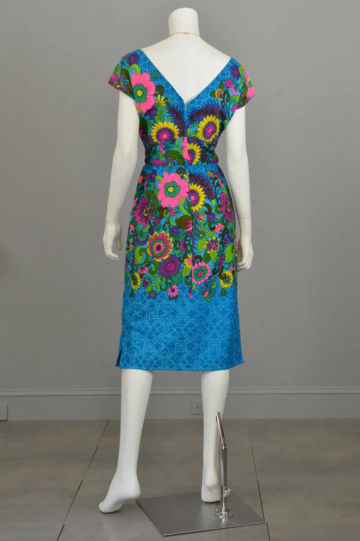 1970s Sunflowers in a Garden Dress Size M/L, Plunging neckline Bust 38", Waist 30"